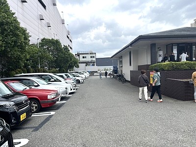 資さんうどん尻手店駐車場